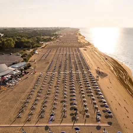 Modern With Swimming Pool アパート ビビオーネ